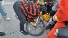 消防员一边安抚小朋友情