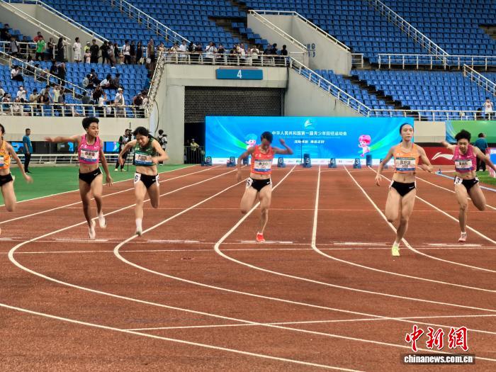 广东队在第一届全国青少年田径运动会夺得三枚