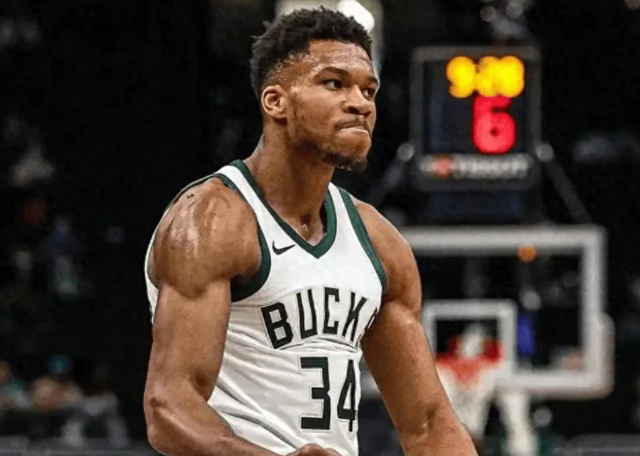 字母哥23分钟砍31+14+8创80年纪录 雄鹿力克步行