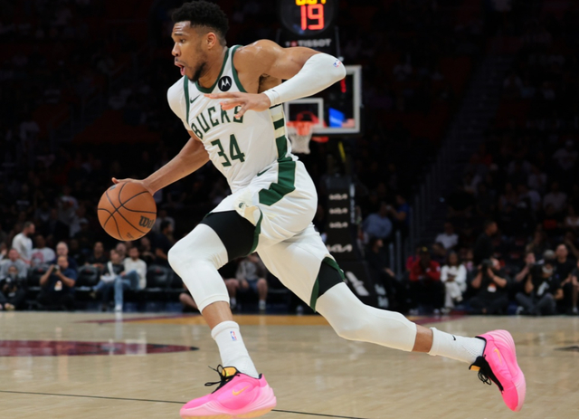 字母哥23分钟砍31+14+8创80年纪录 雄鹿力克步行