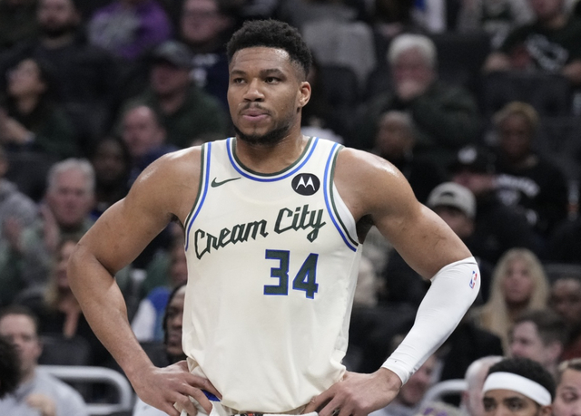 字母哥23分钟砍31+14+8创80年纪录 雄鹿力克步行