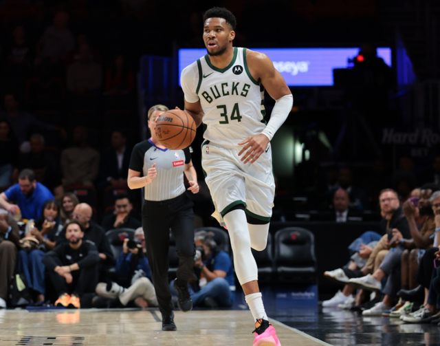 字母哥23分钟砍31+14+8创80年纪录 雄鹿力克步行