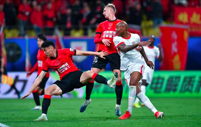 成都蓉城1-0力克青岛海牛 罗慕洛头球破门牟鹏飞