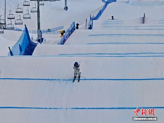 谷爱凌在米兰-科尔蒂纳冬奥会女子坡面障碍决赛