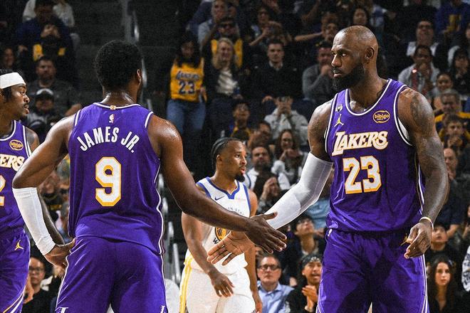 詹姆斯准三双率湖人三杀勇士重返西部第四，西