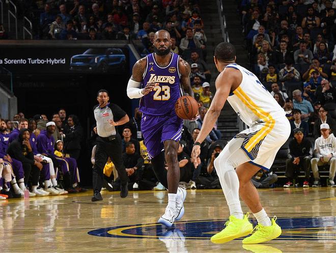 詹姆斯准三双率湖人三杀勇士重返西部第四，西